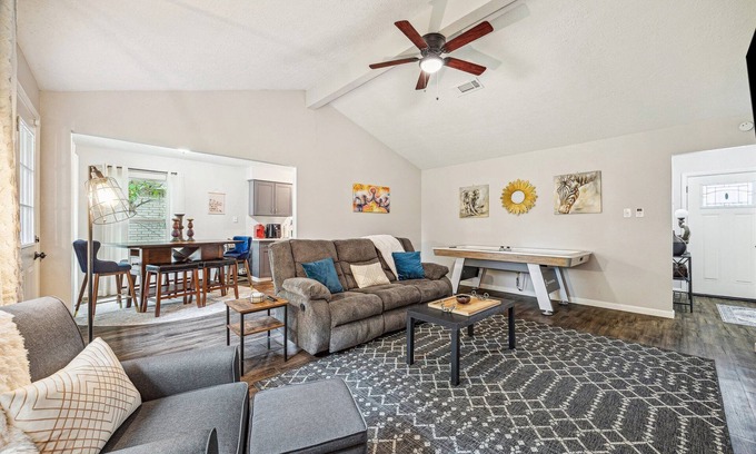 La Porte House | Charming 3-bedroom house with WiFi, AC in La Porte