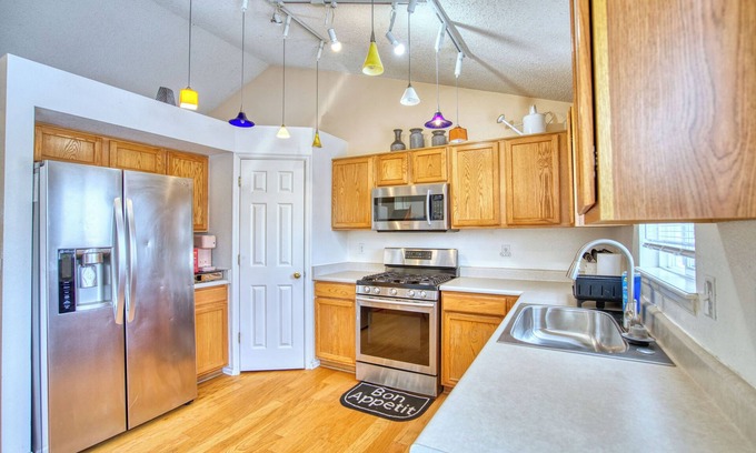 Longmont House | Charming 3-bedroom house in delightful Longmont with WiFi, AC