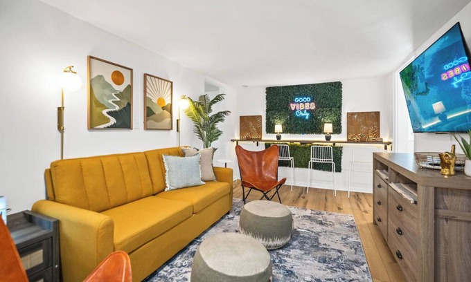 Summerlee House | Charming 3-bedroom house with 5 beds, deck, fire pit, and BBQ, minutes from NRG