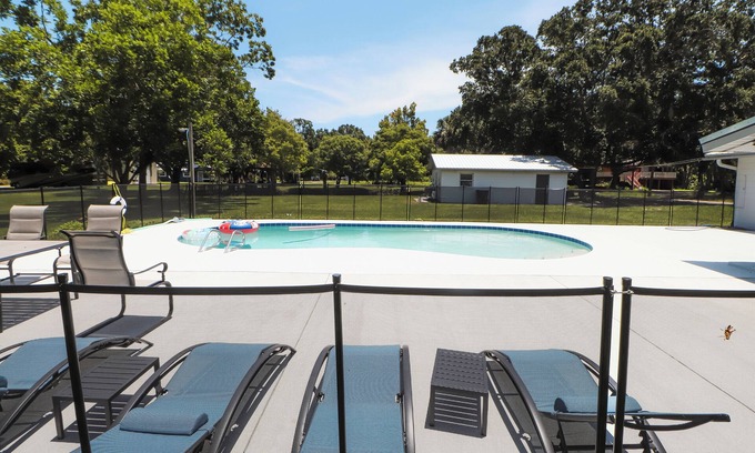 Oak Hill House | Charming 3-bedroom house in Oak Hill with a Pool and Pond