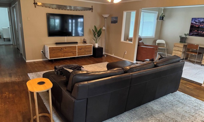 Oakridge House | Charming 3-bedroom house in enchanting Oakridge with AC