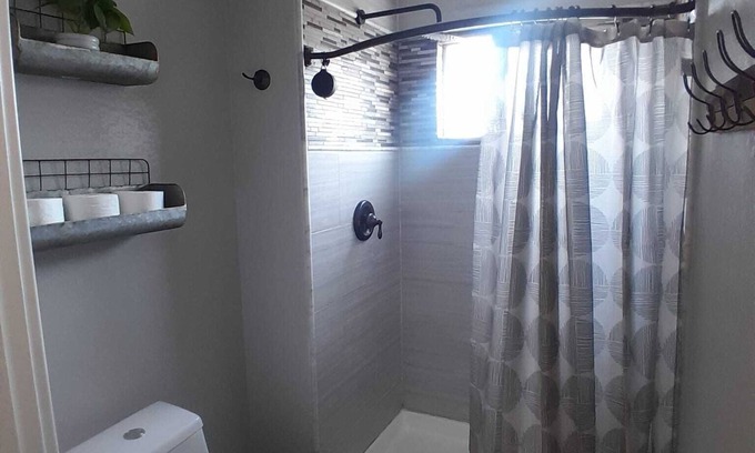 Petaluma House | Charming 3-bedroom house in marvelous Petaluma with AC