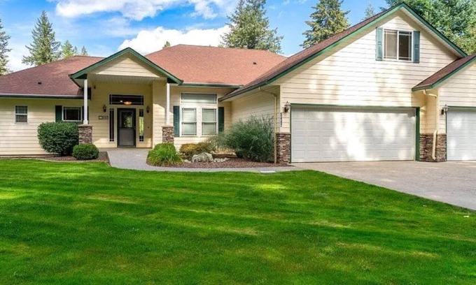 Rathdrum House | Charming 3-bedroom house sleeps 8 with high speed WiFi in Twin Lakes Village