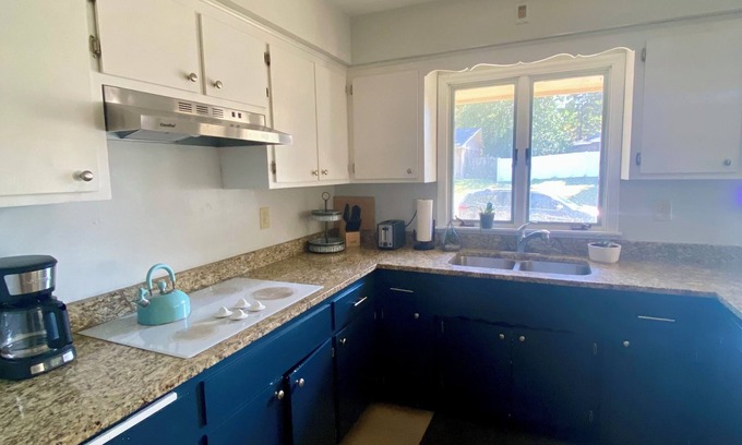 Rockford House | Charming 3-bedroom house with WiFi and AC in tranquil Rockford, great location!