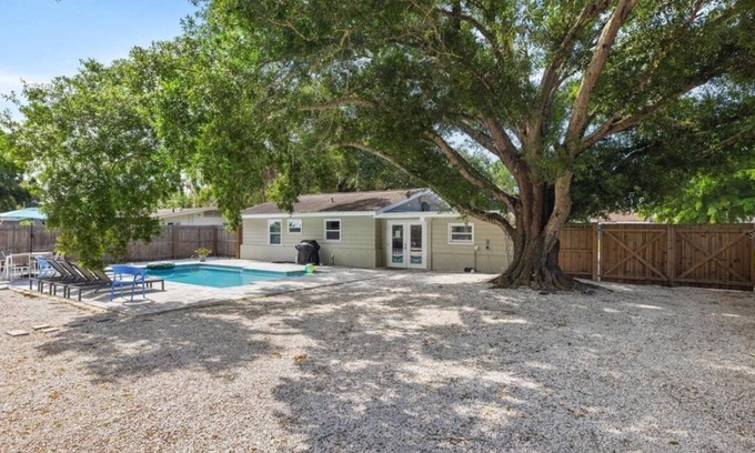 South Sarasota House | Charming 3-bedroom house with Pool in serene Sarasota near Downtown & Siesta Key
