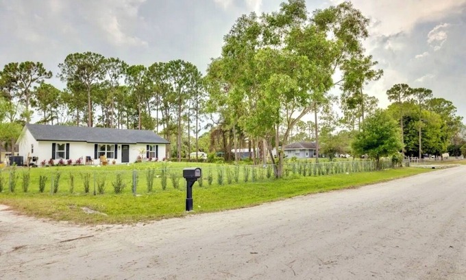 Hunt Club House | Charming 3-bedroom house with WiFi, AC in welcoming Westlake