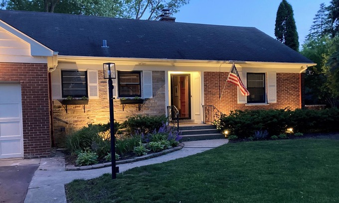 Wilmette House | Charming 3-bedroom house with AC and WiFi in Wilmette