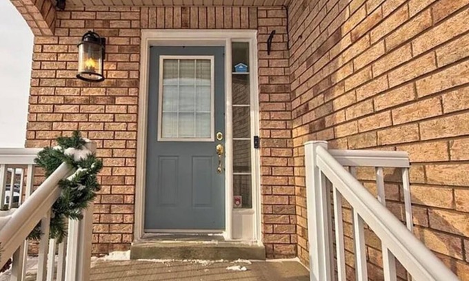 Barrie House | Charming 3-bedroom house with AC, WiFi in lovely Barrie