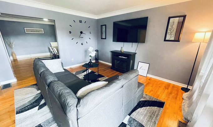 Walkerville House | Charming 3-bedroom house with WiFi and AC in delightful Windsor