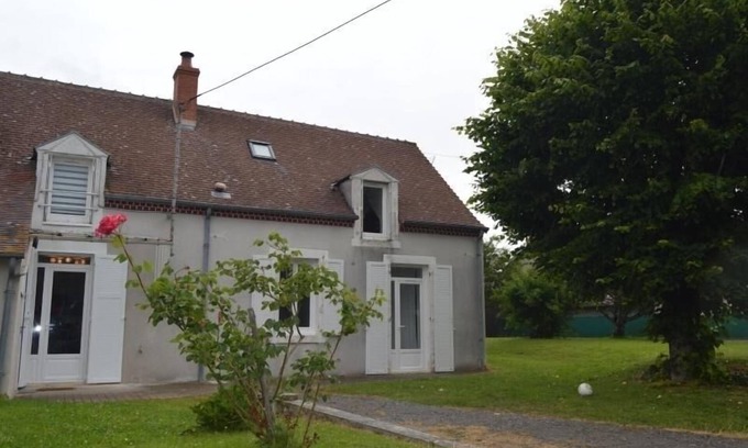 Reuilly Cottage | Charming 3-Bedroom House with Enclosed Garden, Near Vineyards, WiFi, and Parking