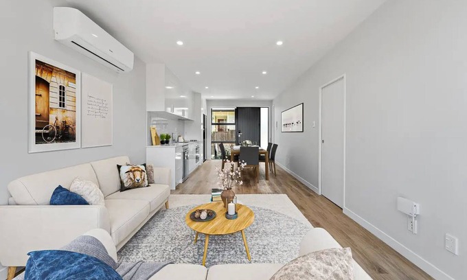 Auckland House | Charming 3-bedroom house with fitness room, WiFi in vibrant Auckland