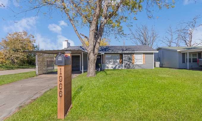 Abilene House | Charming 3-bedroom house in welcoming Abilene, Pet/family friendly.