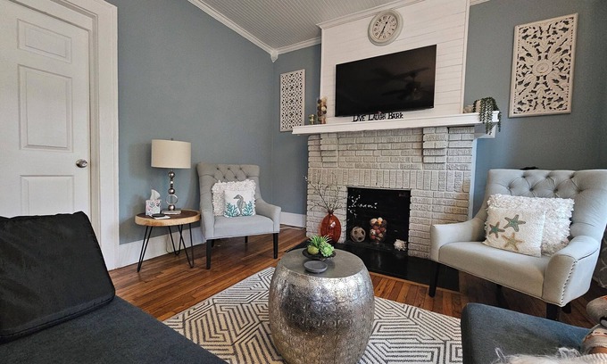 Edgewood House | Charming 3-bedroom house with AC, WiFi in terrific Atlanta, Edgewood community