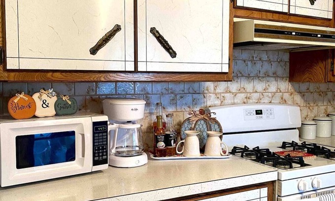 Seneca House | Charming 3-bedroom house with AC, WiFi in Clayton