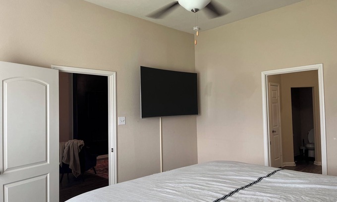 Crowley House | Charming 3-bedroom house with AC, WiFi in serene Crowley