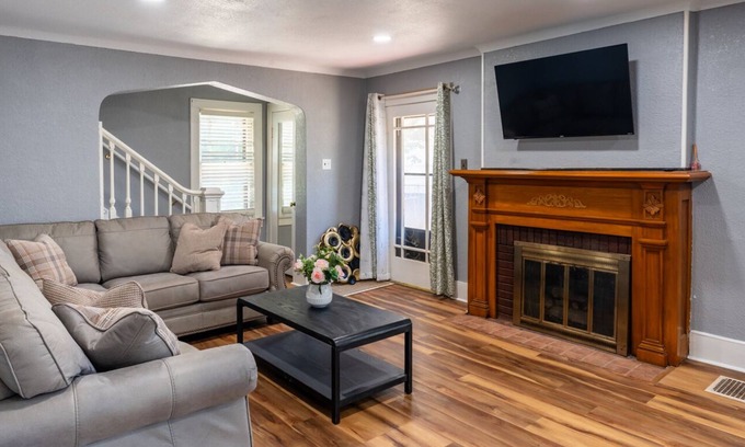Decatur House | Charming 3-bedroom house in enchanting Decatur with WiFi, AC