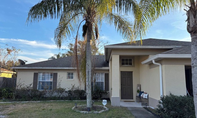Deltona Lakes House | Charming 3-bedroom house midway between beaches and parks AC and WiFi in Deltona
