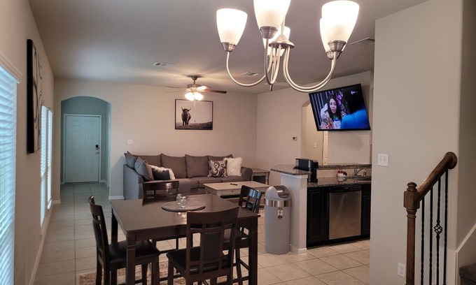 Southeast Houston House | Charming 3-bedroom house located less than 10-20mins Hobby Airport NRG and TMG.