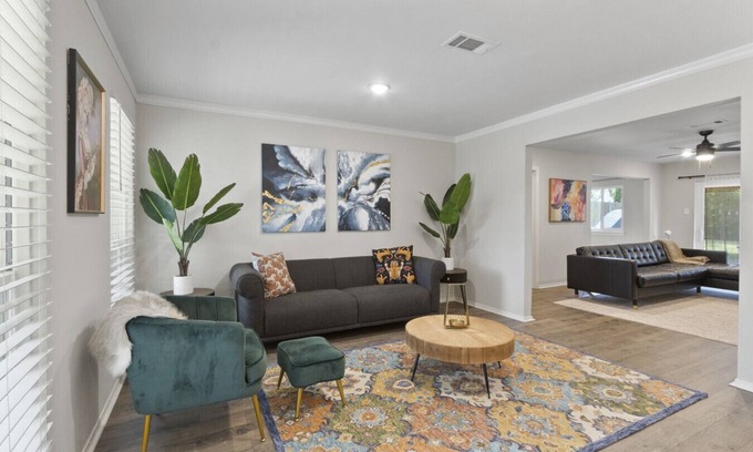 Spring Shadows House | Charming 3-bedroom house in terrific Houston with AC, WiFi