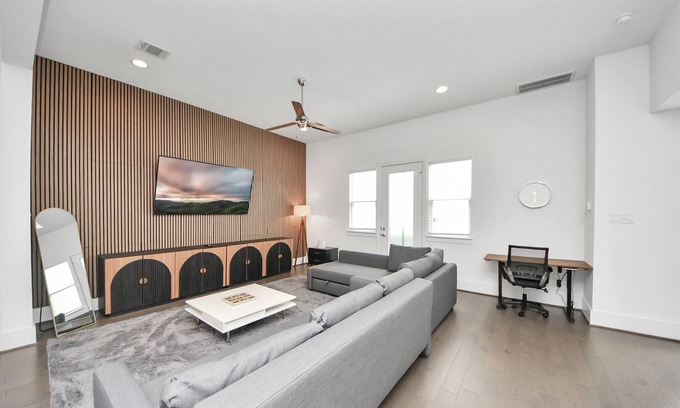 East Downtown Houston House | Charming 3-bedroom house with fitness equipment in brilliant Houston
