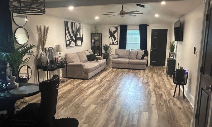 LaPlace House | Charming 3-bedroom house in LaPlace with AC, WiFi