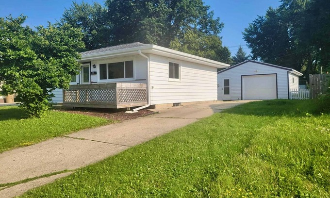 Madison House | Charming 3-Bedroom House in Quiet Madison Suburb