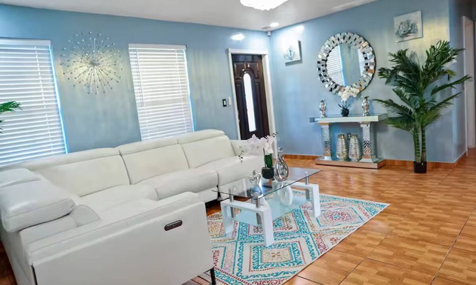 Miramar House | Charming 3-bedroom house in lovely Miramar with AC