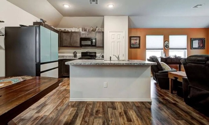 Mustang House | Charming 3-bedroom house with WiFi, AC in quaint Mustang
