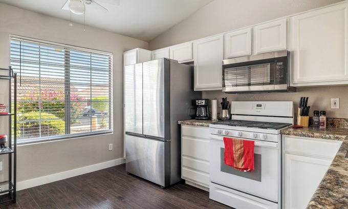 Kaufman And Broad At The Vineyards House | Charming 3-bedroom house in West Phoenix with pool
