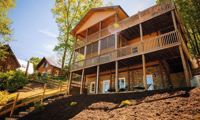 Ingles House | Charming 3-bedroom house on lovely Claytor Lake with AC, WiFi, and lake views