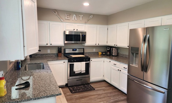 Romulus House | Charming 3-bedroom house in Romulus with a beautiful country setting