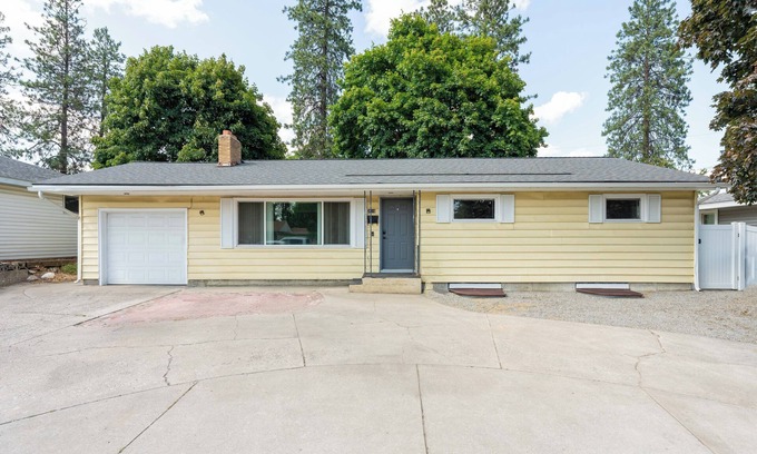 Spokane House | Charming 3-bedroom house in terrific Spokane with WiFi, AC and a large back yard