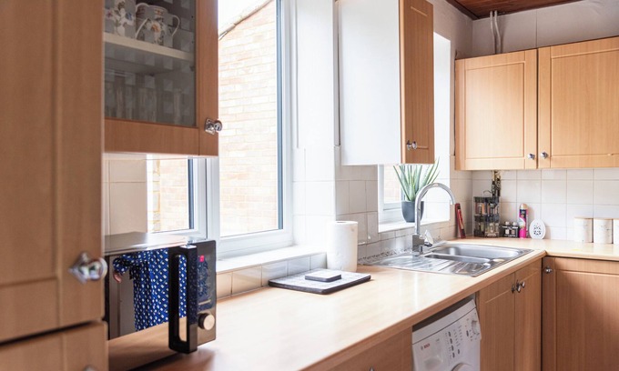 Luton House | Charming 3-bedroom house 8 min away from Luton station, Mall and Luton Airport