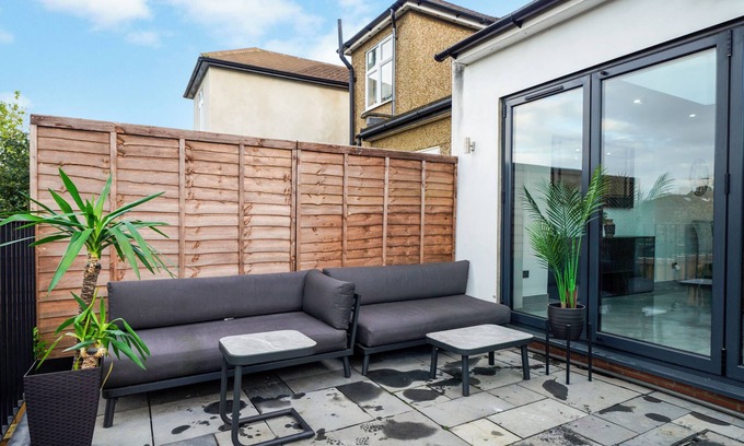 Eastcote and East Ruislip House | Charming 3-bedroom house in Pinner