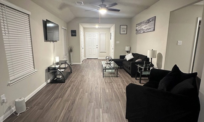 Iowa Colony House | Charming 3-bedroom house in marvelous Arcola with AC, WiFi