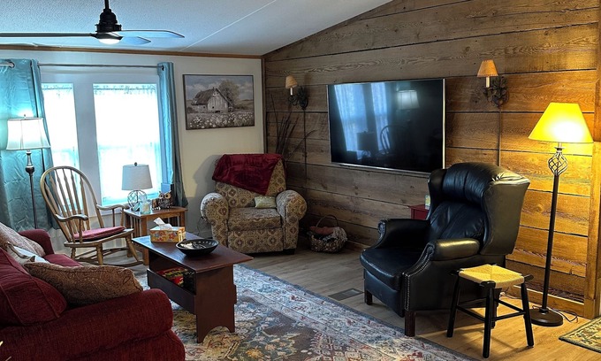 Martins Creek House | Charming 3-bedroom house near Lehigh Valley and Poconos. AC, WiFi