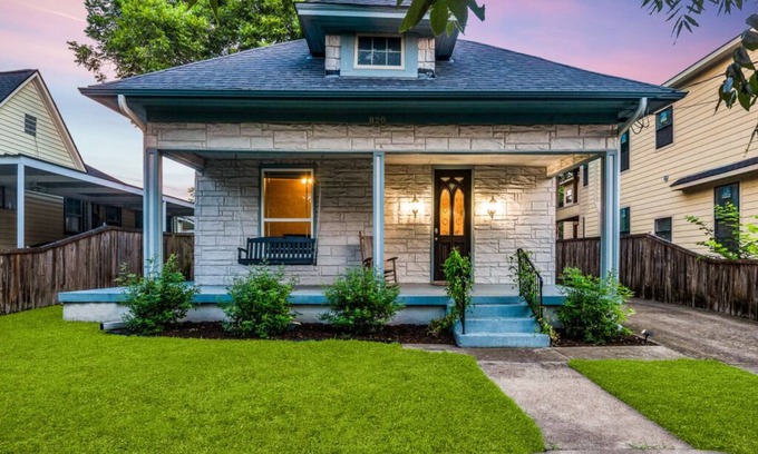 Kessler House | Charming 3-bedroom house with lovely outdoor space in the Bishop Arts district