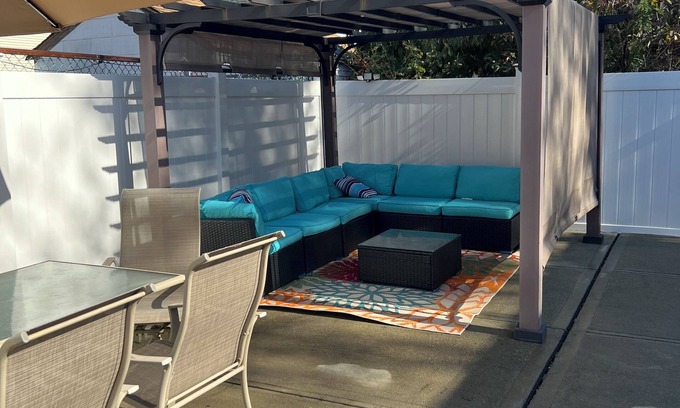 Alden Manor House | Charming 3-bedroom house with WiFi, AC and access to backyard