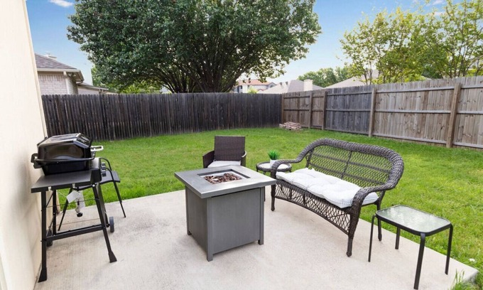 Euless House | Charming 3-bedroom house with AC, WiFi in quiet area Euless
