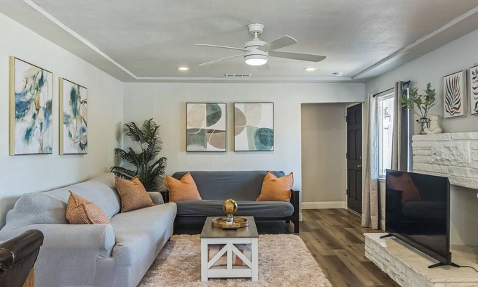 Raisin House | Charming 3-bedroom house with wifi, AC and smart tvs in every room