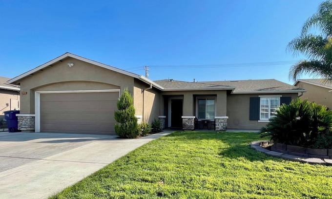 Roosevelt House | Charming 3-bedroom house with WiFi, AC in delightful Fresno