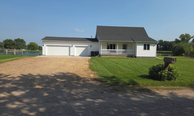 Gibbon House | Charming 3-bedroom house in Gibbon with waterfront views