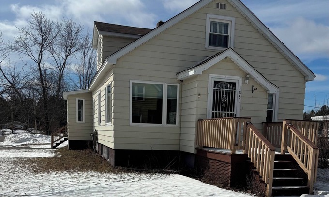 Gwinn House | Charming 3-bedroom house with WiFi and AC in Gwinn