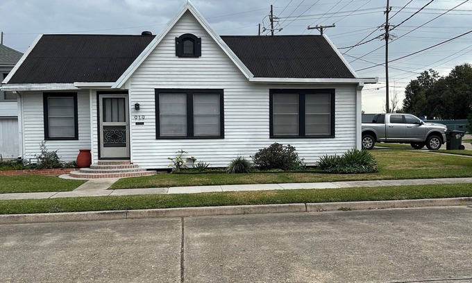 Houma House | Charming 3-bedroom house with AC, WiFi in serene Houma