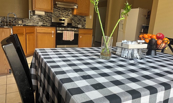 Hurst House | Charming 3-bedroom house with WiFi and fitness room in Hurst