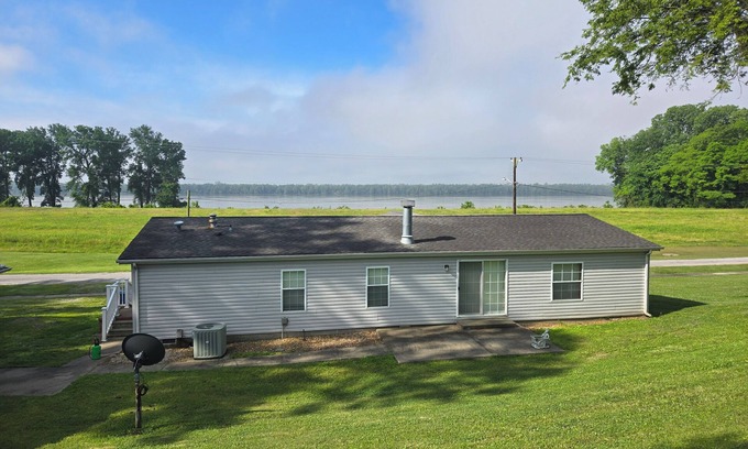Joppa House | Charming 3-bedroom house with WiFi and AC in beautiful Joppa.