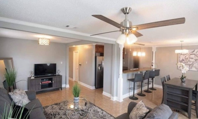 Kenner - Louis Armstrong International Airport House | Charming 3-bedroom house in Kenner- Safe. 15 mins to NOLA- Near MSY Airport