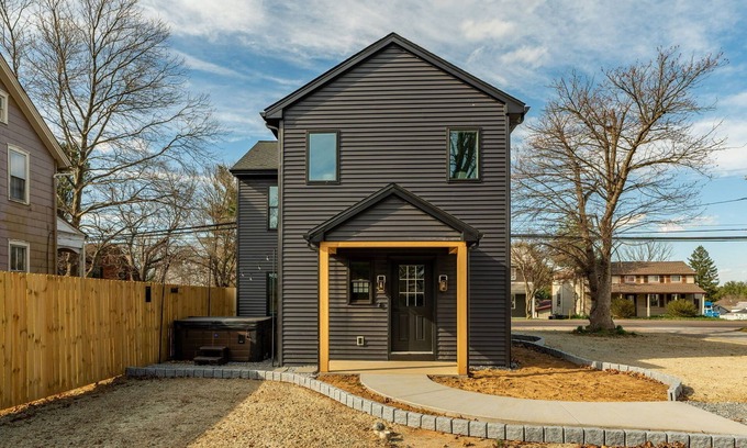 Leacock-Leola-Bareville House | Charming 3-bedroom house in lovely Leola with Hot Tub