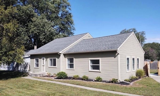 Frenchtown Township House | Charming 3-bedroom house in pleasant Monroe with WiFi, and A/C