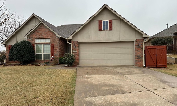 Norman House | Charming 3-bedroom house with AC, fitness room, WiFi in Norman